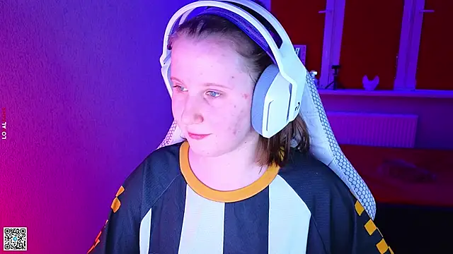 mon lola online show from November 21, 2:08 pm