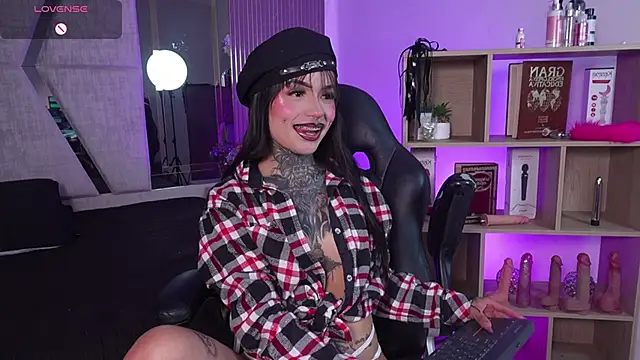 CleeoAdams  online show from February 12, 6:15 am