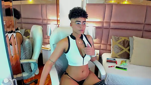 LuciaWallace online show from October 3, 2:05 am