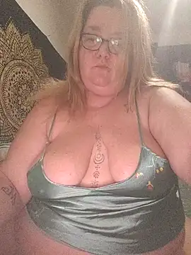 diosacurvy1984 online show from February 1, 11:36 pm