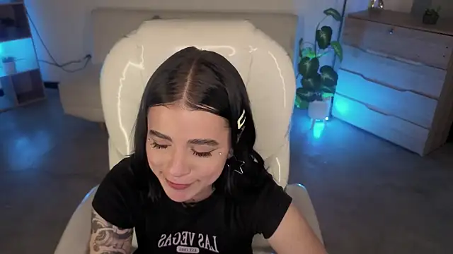 Nicole Foxx  online show from December 19, 8:23 pm