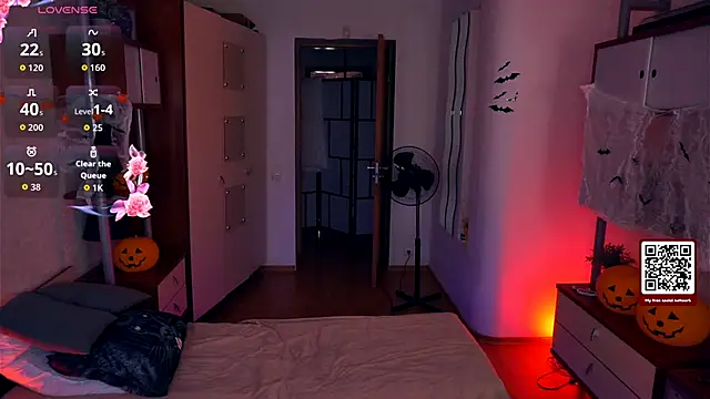 LynetHakes online show from October 10, 4:28 am