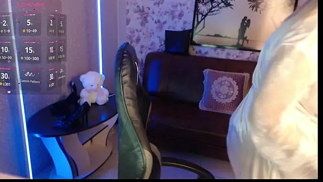 AliciaBlondes online show from October 26, 7:37 am