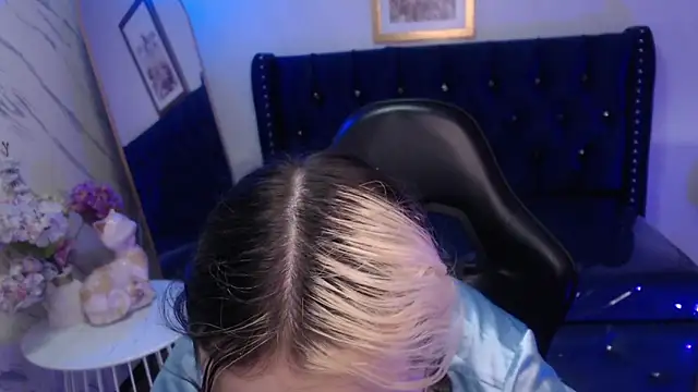 Hela v online show from November 5, 8:25 pm