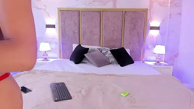 AliDiaz  online show from September 30, 7:30 pm