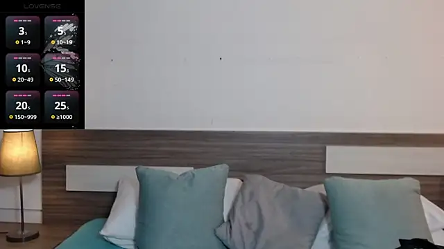 Liiamthompson online show from April 10, 9:37 am