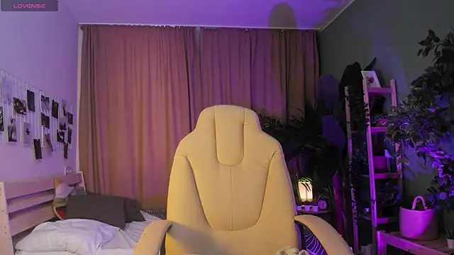 Gretchen Mol online show from January 9, 7:57 am