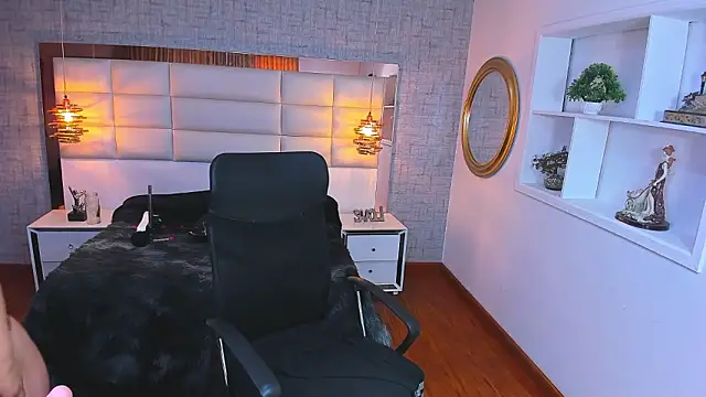 Nohemi louse online show from February 2, 7:24 pm