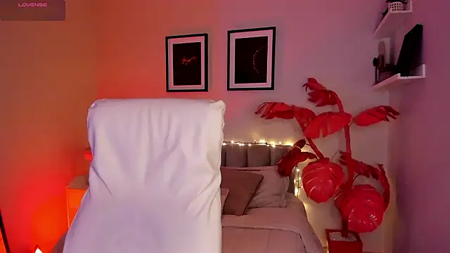 Gigi Strawberry online show from February 4, 5:43 am