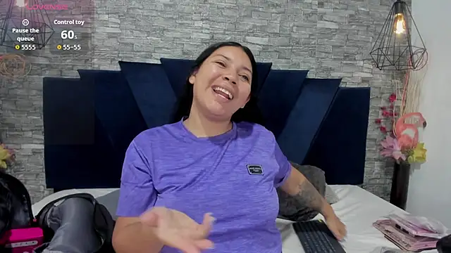 Sophia Brunett online show from November 7, 12:00 pm