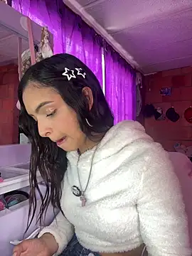 Skye Moore online show from April 6, 6:42 pm