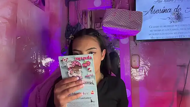 Skye Moore online show from August 9, 1:35 am