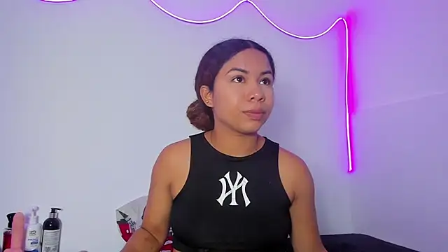 MELINAMARTINS online show from February 3, 10:34 pm