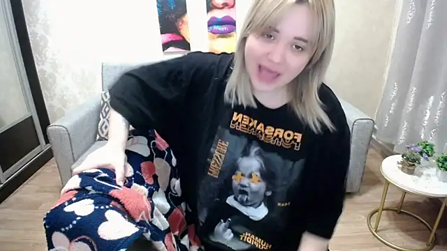 Snapshot of Finna_39 chatting on October 6, 10:47 pm Finna 39 online show from October 6, 10:47 pm