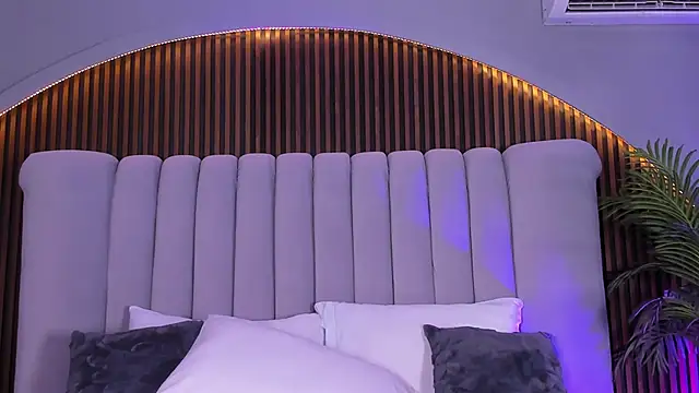 MelanieHillss online show from January 18, 5:04 am