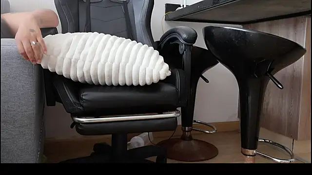 Karla Stein2025 online show from December 14, 4:02 pm