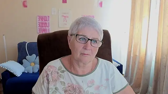 Sandra Snowflake online show from July 1, 12:15 pm