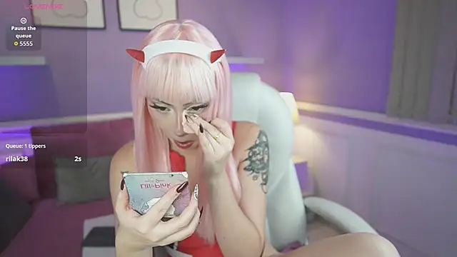 SaharaKramer online show from November 20, 7:15 pm