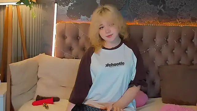 EmilyAngells online show from March 16, 7:01 am