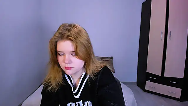 LaseyMoon online show from December 18, 2:05 am