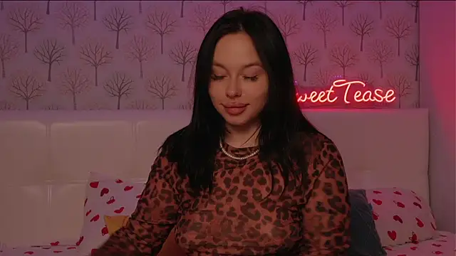 Snapshot of ElliSweetTease chatting on October 9, 5:00 am ElliSweetTease online show from October 9, 5:00 am