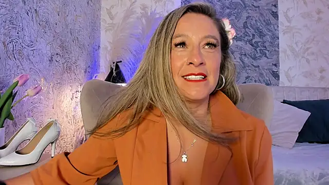 Liannaa  online show from April 14, 8:31 pm