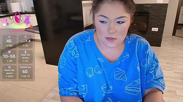 Layla- online show from December 3, 5:15 pm