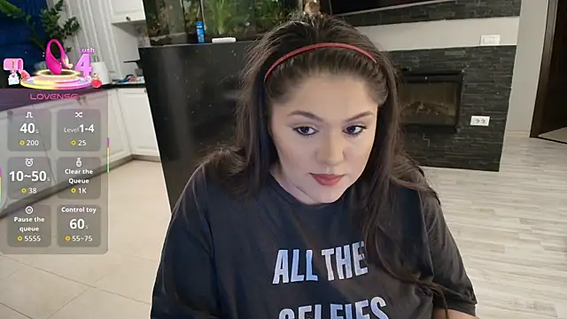 Layla- online show from October 20, 4:10 pm