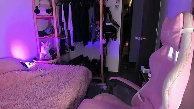 Loona s online show from April 12, 1:30 am