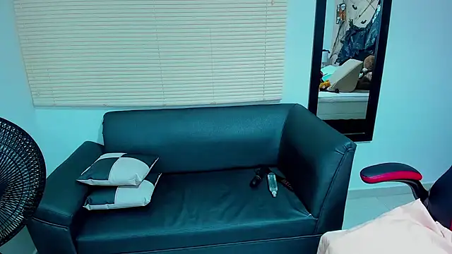  LiilyWong online show from October 16, 6:49 am