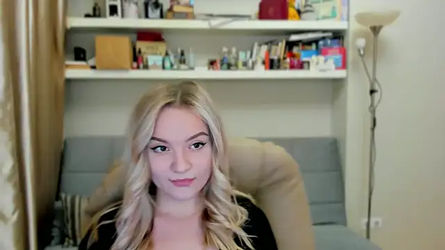 Snapshot of Kara_Smith_ chatting on October 18, 11:28 pm Kara Smith  online show from October 18, 11:28 pm