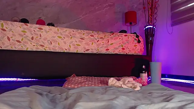 catmolly  online show from April 16, 9:39 pm