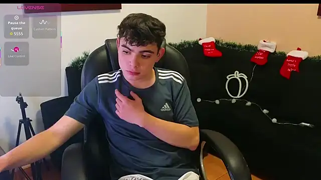 lukeboyce33 online show from November 12, 1:36 am