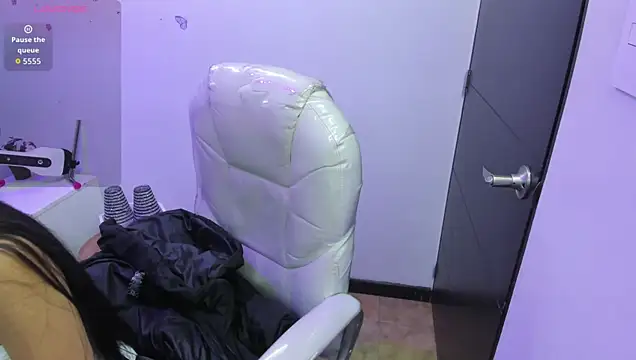 Pretty Johnson  online show from March 12, 11:35 am