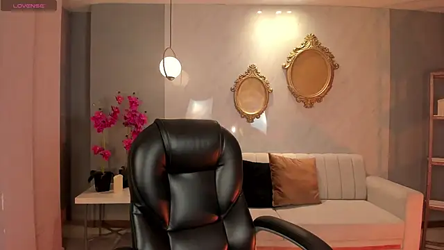 CandaseRussell online show from October 9, 9:19 pm