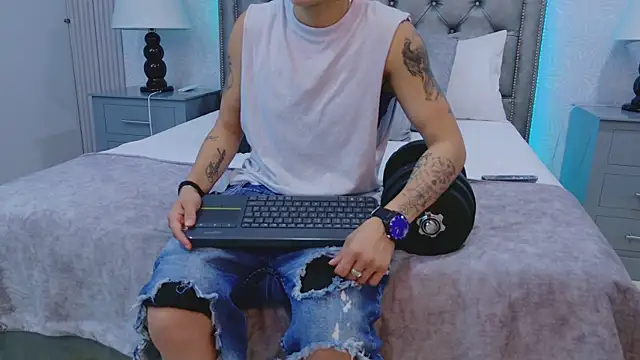 ZoeKrug online show from January 9, 7:29 pm