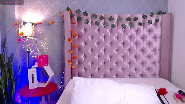 laila stilwiills online show from December 14, 1:11 am