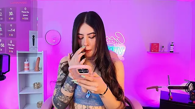 Snapshot of Alice_Vixen chatting on October 20, 12:30 pm Alice Vixen online show from October 20, 12:30 pm