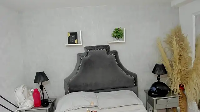 Starbutterflyy  online show from June 4, 5:01 am