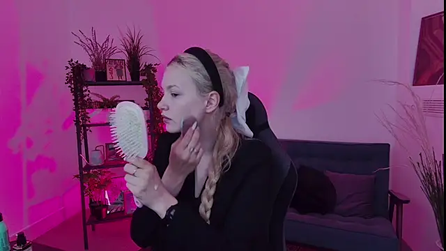 AvaDaviis online show from September 11, 7:20 am