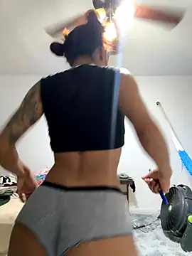 Snapshot of Nia_Desire chatting on October 8, 7:13 am Nia Desire online show from October 8, 7:13 am