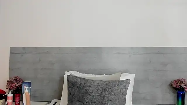 sunnyWhitee online show from March 18, 7:30 pm