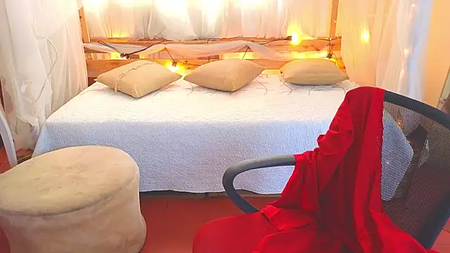 loreaniss online show from November 19, 9:04 pm