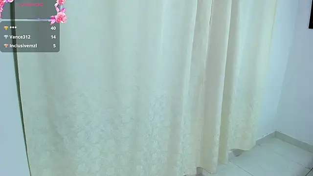 Snapshot of EmiilyEvans_ chatting on October 7, 1:10 am EmiilyEvans online show from October 7, 1:10 am