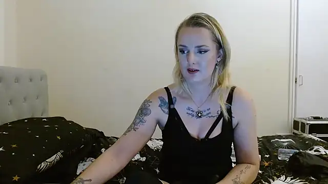 Snapshot of EmiWinters23 chatting on October 28, 9:41 pm EmiWinters23 online show from October 28, 9:41 pm