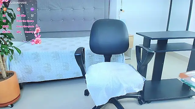 Snapshot of saray_reese chatting on October 5, 12:54 pm saray reese online show from October 5, 12:54 pm
