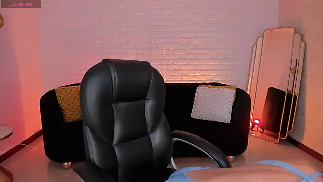 SophieHouston  online show from October 20, 6:05 am