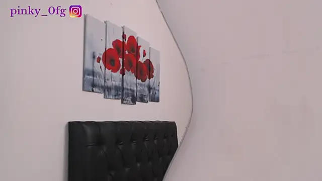 Snapshot of pinky_f00x chatting on October 6, 11:42 pm pinky f00x online show from October 6, 11:42 pm
