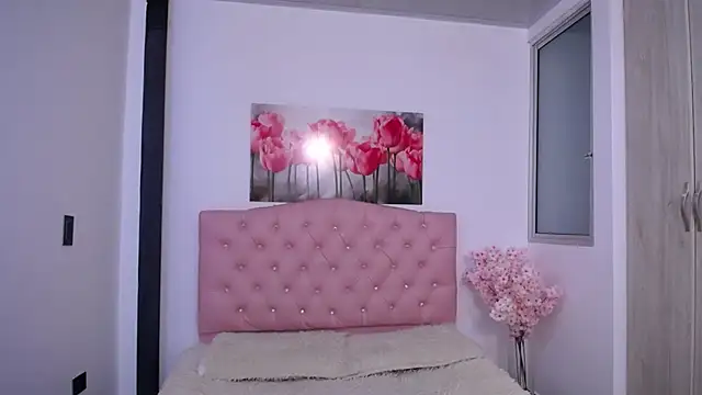 Snapshot of pinky_f00x chatting on September 25, 2:10 am pinky f00x online show from September 25, 2:10 am
