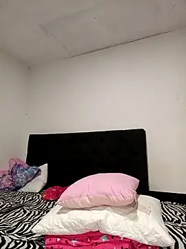 liz7skinny online show from April 8, 9:28 pm